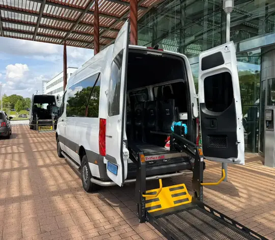 Professionele rolstoeltaxi chauffeur helpt klant in Naarden